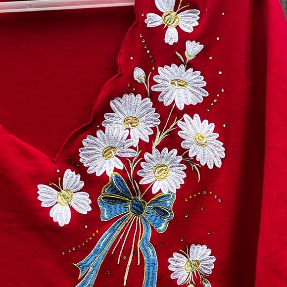 Quacker Factory 2X scallop neck flower embroidered Top - Picture 6 of 10